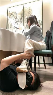 辣姐母畜-伺候就餐-小白鞋白袜清理舔 /吃袜子/头压马桶 bf47178