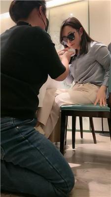 辣姐母畜-伺候就餐-小白鞋白袜清理舔 /吃袜子/头压马桶 bf47178