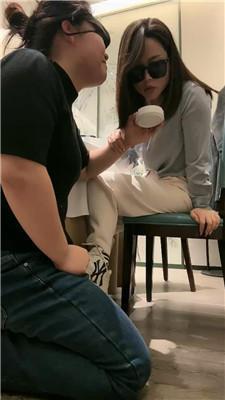 辣姐母畜-伺候就餐-小白鞋白袜清理舔 /吃袜子/头压马桶 bf47178