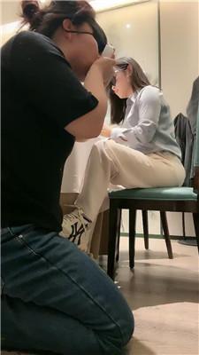 辣姐母畜-伺候就餐-小白鞋白袜清理舔 /吃袜子/头压马桶 bf47178