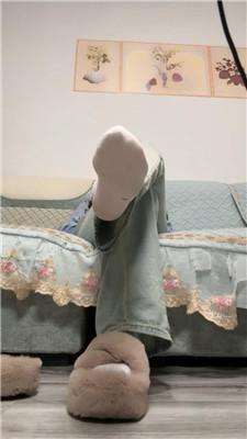 【爱秀套图】【子熙大人】近距离-毛拖鞋臭脚丫踩地毯奴JS241118-5