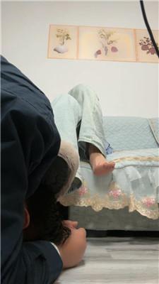 子熙大人近距离-毛拖鞋臭脚丫踩地毯奴 JS241118-5