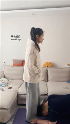 埋汰学生主周末让老师舔裸足 JS241118-1