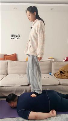 埋汰学生主周末让老师舔裸足 JS241118-1