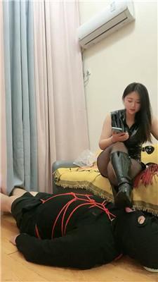 小怪兽黑丝脚深喉/捆绑/坐脸窒息 JS241118-17