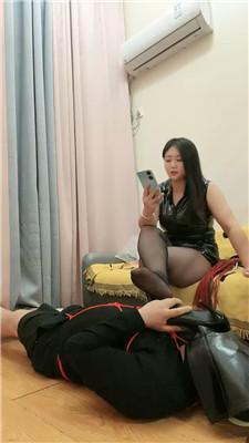 小怪兽黑丝脚深喉/捆绑/坐脸窒息 JS241118-17