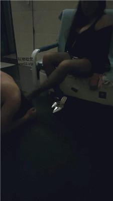 小微风黑丝高跟恋足舔 JS241118-37