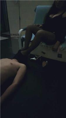 小微风黑丝高跟恋足舔 JS241118-37