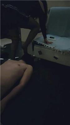 小微风黑丝高跟恋足舔 JS241118-37