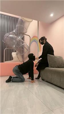 辣吃多的辣姐漆皮高跟踩踏贱狗 bf47152