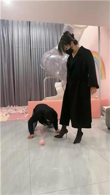 辣吃多的辣姐漆皮高跟踩踏贱狗 bf47152