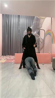 辣吃多的辣姐漆皮高跟踩踏贱狗 bf47152