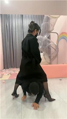 辣吃多的辣姐漆皮高跟踩踏贱狗 bf47152