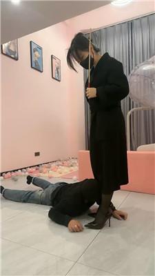 辣吃多的辣姐漆皮高跟踩踏贱狗 bf47152