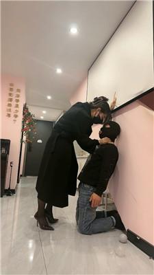 辣吃多的辣姐漆皮高跟踩踏贱狗 bf47152