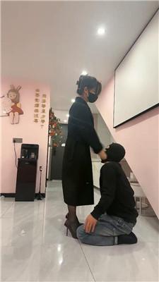 辣吃多的辣姐漆皮高跟踩踏贱狗 bf47152