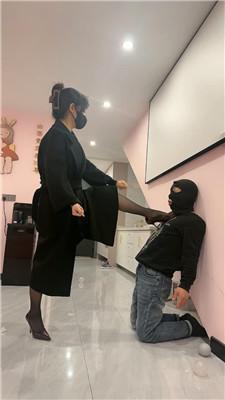 辣吃多的辣姐漆皮高跟踩踏贱狗 bf47152