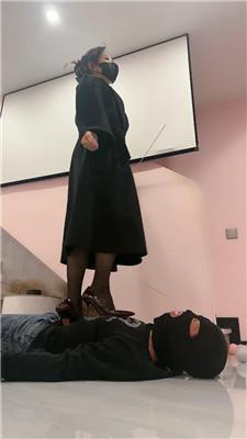 辣吃多的辣姐漆皮高跟踩踏贱狗 bf47152