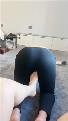 恩恩裸足玩虐小奶狗/舔圣水 JS241122-47