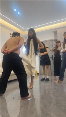 白鹭4S轮流虐-转胯踩踏/坐脸窒息/舔脏鞋白袜/踢裆 bf47330