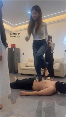 白鹭4S轮流虐-转胯踩踏/坐脸窒息/舔脏鞋白袜/踢裆 bf47330
