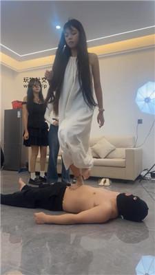 白鹭4S轮流虐-转胯踩踏/坐脸窒息/舔脏鞋白袜/踢裆 bf47330