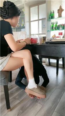【爱秀套图】【Esse殿下】桌底视角-脏鞋白袜踩踏喂食bf47310
