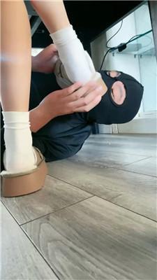 Esse殿下桌底视角-脏鞋白袜踩踏喂食 bf47310