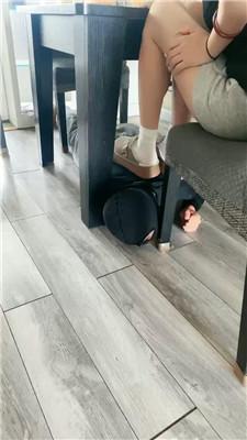 Esse殿下桌底视角-脏鞋白袜踩踏喂食 bf47310