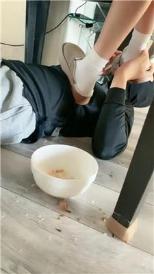 Esse殿下桌底视角-脏鞋白袜踩踏喂食 bf47310