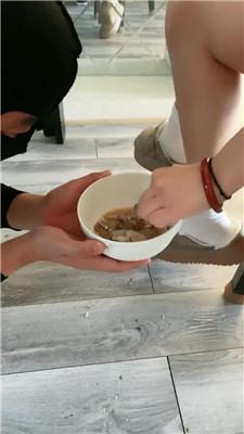 Esse殿下桌底视角-脏鞋白袜踩踏喂食 bf47310