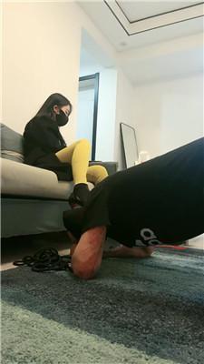 绯闻王妃舔脏鞋底超臭白袜/高跟碾压踩/藤条狠抽 bf47449