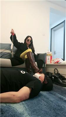 绯闻王妃舔脏鞋底超臭白袜/高跟碾压踩/藤条狠抽 bf47449