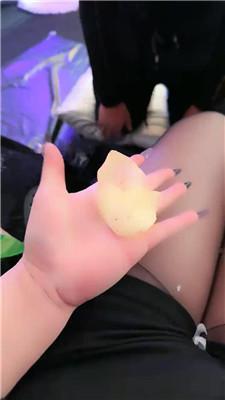 蝴蝶情侣奴下跪抢舔酸奶黑丝脚 JS241127-11