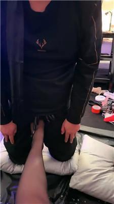 蝴蝶情侣奴下跪抢舔酸奶黑丝脚 JS241127-11