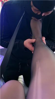 蝴蝶情侣奴下跪抢舔酸奶黑丝脚 JS241127-11