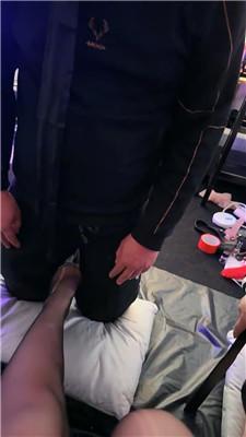 蝴蝶情侣奴下跪抢舔酸奶黑丝脚 JS241127-11