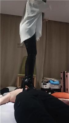 羽唯姐姐高跟靴子全体重踩踏/近距离恋足舔 bf47516