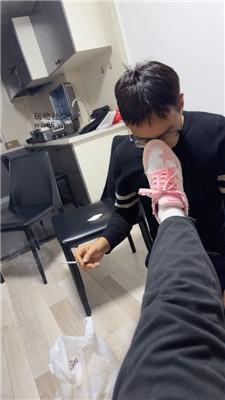 【爱秀套图】【艾斯】舔闻粉鞋白袜/强制闻鞋/脚下喂食/骑狗深蹲/马奴驯化bf47514