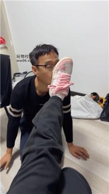 艾斯舔闻粉鞋白袜/强制闻鞋/脚下喂食/骑狗深蹲/马奴驯化 bf47514