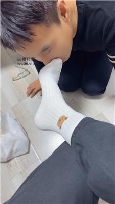 艾斯舔闻粉鞋白袜/强制闻鞋/脚下喂食/骑狗深蹲/马奴驯化 bf47514