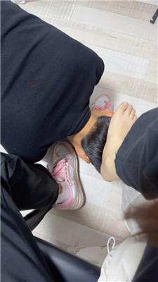 艾斯舔闻粉鞋白袜/强制闻鞋/脚下喂食/骑狗深蹲/马奴驯化 bf47514