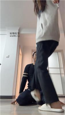 艾斯舔闻粉鞋白袜/强制闻鞋/脚下喂食/骑狗深蹲/马奴驯化 bf47514