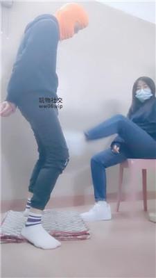 奇了怪了运动鞋白袜连环踢裆踩踏 JS241128-8