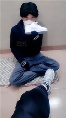 【爱秀套图】【奇了怪了】胯下羞辱-下跪闻小白鞋棉袜JS241201-15