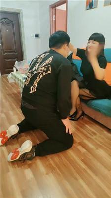 大庆S高跟黑丝踩虐脚下奴完整版JS241129-39