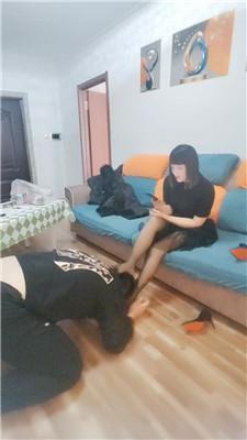 大庆S高跟黑丝踩虐脚下奴完整版JS241129-39