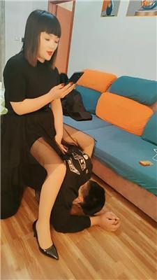 大庆S高跟黑丝踩虐脚下奴完整版JS241129-39