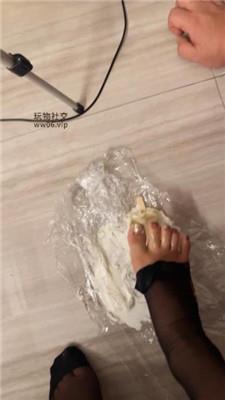 Qi7黑丝脚诱惑喂酸奶 bf47585