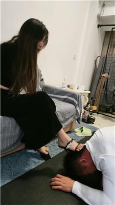 魔仙集中地性感姐妹花的脚下奴三四合集 bf47827